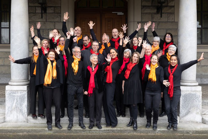 Gruppenbild vor der Kirche