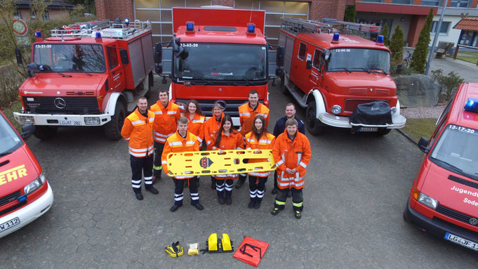 ffn-Gewinner der Feuerwehr Soderstorf mit dem vom Sender bezahlten neuen Spineboard.