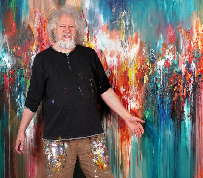 Kunstmaler Peter Nottrott mit seinem extrem großen abstrakten Leinwandgemälde Awesome Ambience XXXL 1