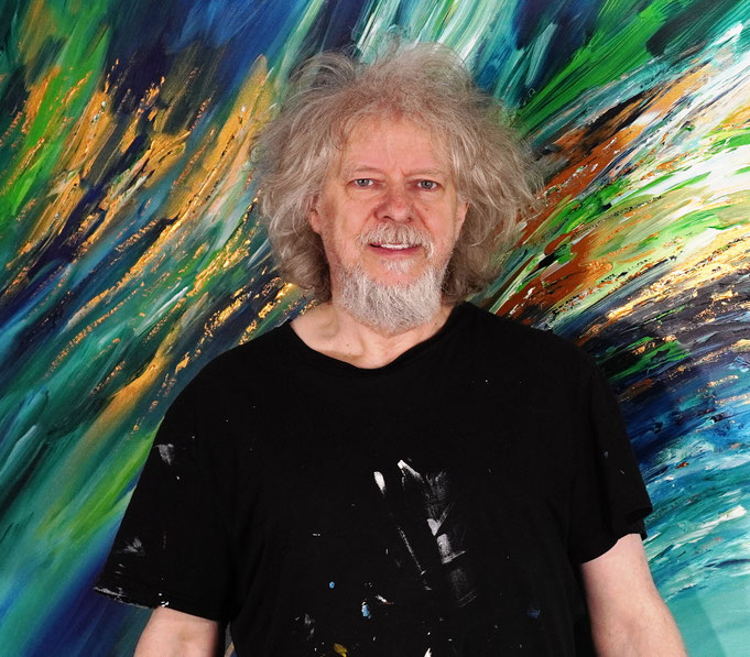 ... gerade fertig gemalt: Peter Nottrott mit Slim: Blue Energy 1