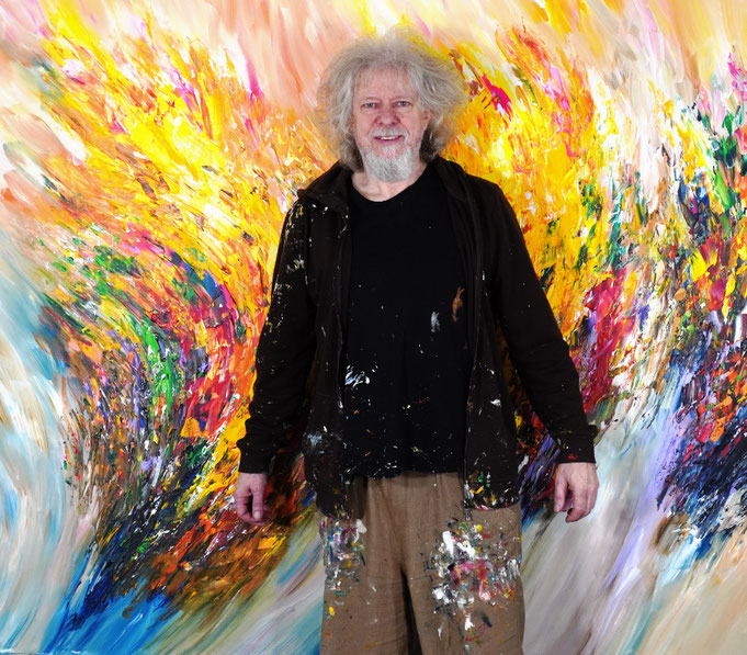 nach den letzten Pinselstrichen: Kunstmaler Peter Nottrott mit seinem großen Gemälde Awesome Dreamworld XXXL 2