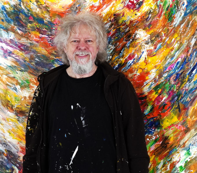 Kunstmaler Peter Nottrott mit seinem abstrakten, großen Gemälde im Hochformat Endless Freedom XXL 1