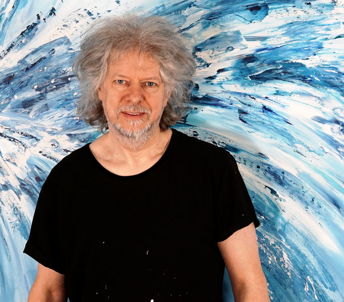 ... gerade fertig gemalt: Peter Nottrott mit Slim: Blue Energy 1