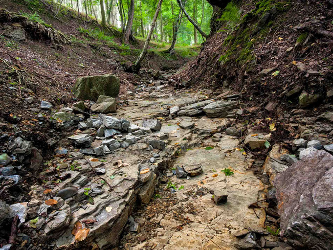 Durch die kraft des Wasser sind die Felsen ausgewaschende.