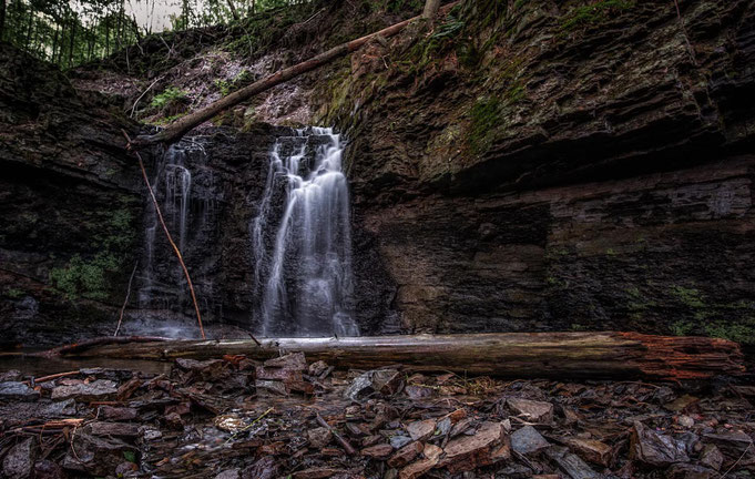 Der Wasserfall von unten. Wenn durch den Bach geht.