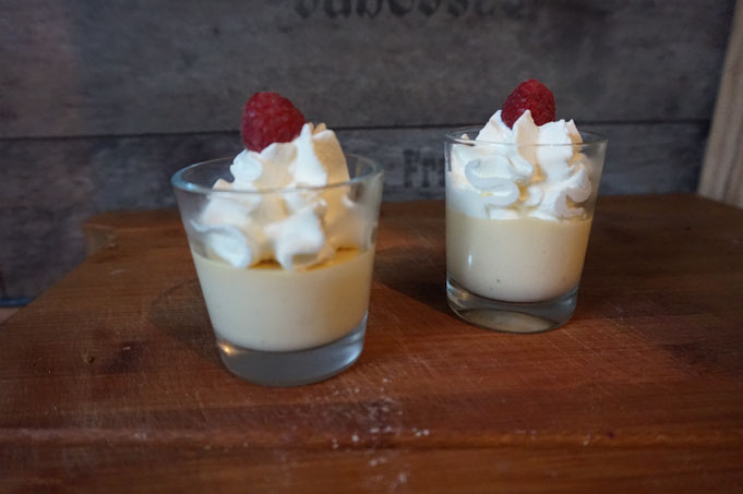 Rezept selbst gemachte sahnige Creme Brulee mit Himbeere