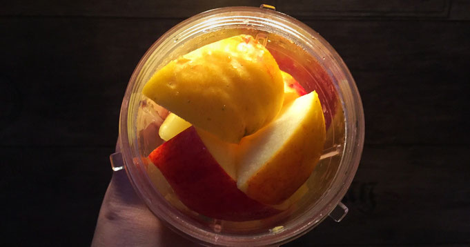 Fruehlings-Smoothie mit Ananas und Mandeln