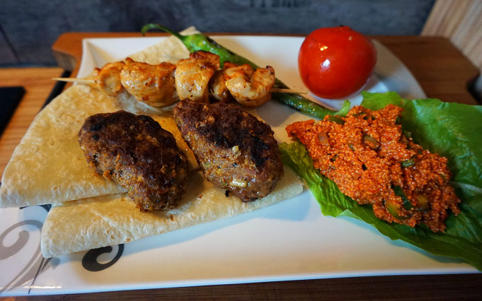 Beyti Urfa | Tuerkischer Grillteller mit Bulgur Salat