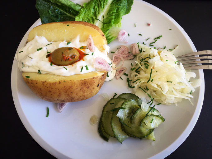 Backkartoffel mit Sour Creme und Krautsalat | 500 Kalorien