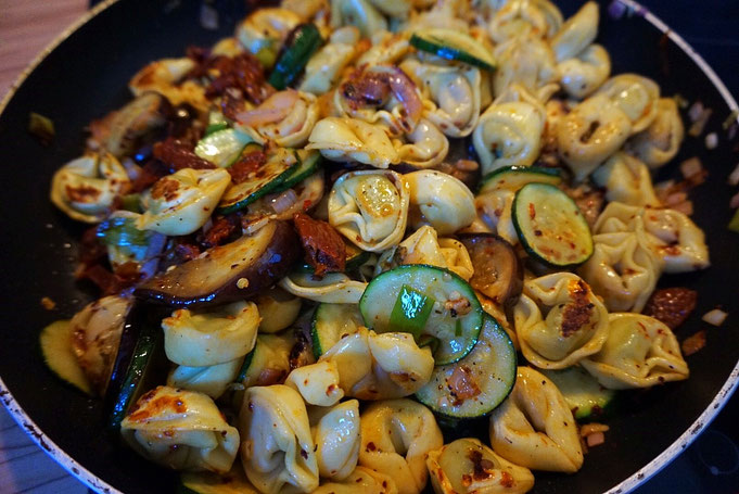 Fertig in 20 Min Tortellini Gemüse Pfanne mit viel Schnittlauch