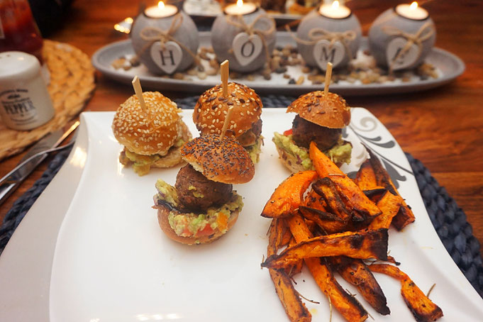 Mini-Burger am Spiess mit Guacamole und karamellisierten Zwiebeln