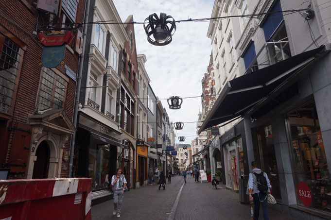 Royale Strasse in Den Haag | Kronen Kronen und noch mehr Kronen