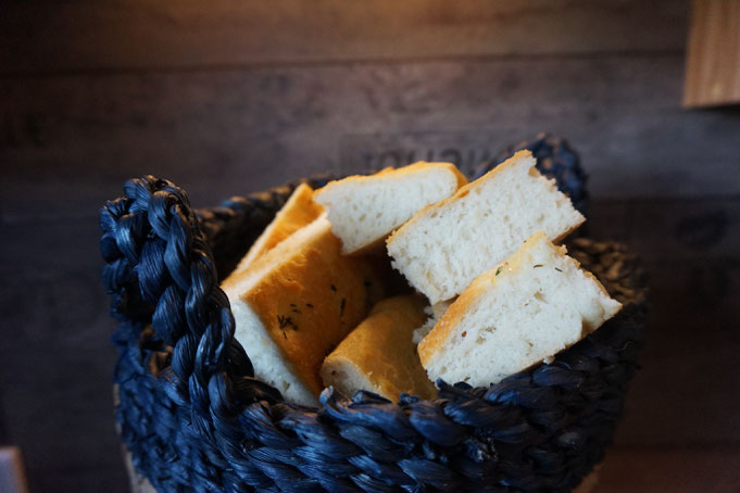 beste Foccacia Rezept nach Jamie Oliver mit Rosmarin und Olivenoel