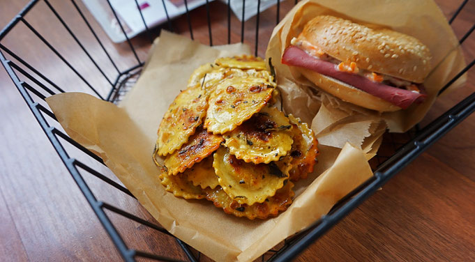 Meal Prep Pikanter Pastrami Bagel mit Ziegenfrischekaese-Raviolo mit Honig und Salbei