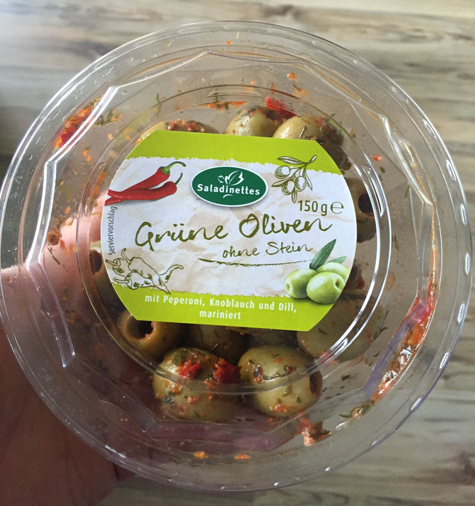 Feinkost beim Discounter | Oliven mariniert mit Knobi Dill Peperoni