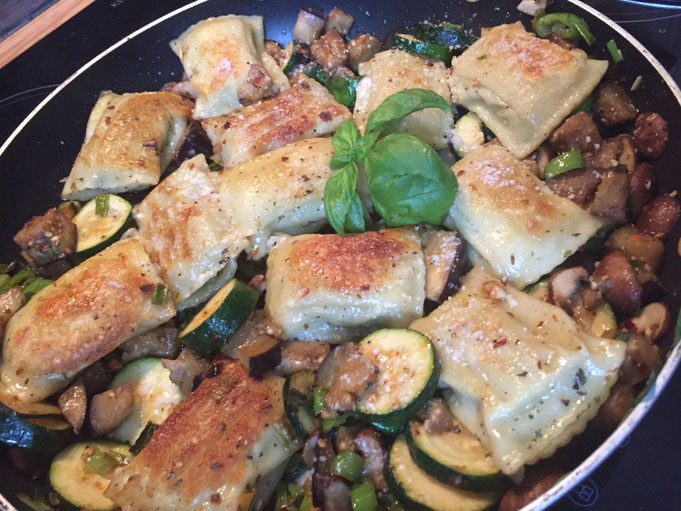 Parmesan-Maultaschen mit Gemuese aus der Pfanne