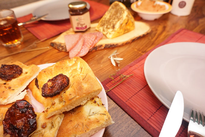 Antipasti aus Soller Mallorca l Low Carb Focaccia ohne Mehl mit Mandeln