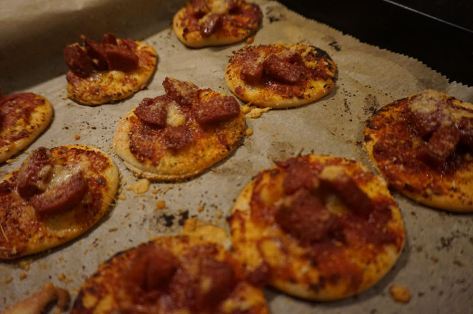 Rezept knusprige Mini Pizza mit Sucuk und Parmesan