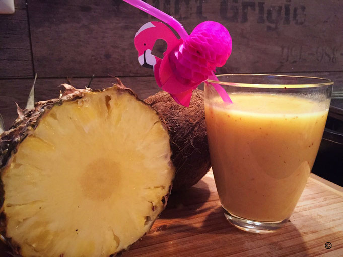 Fruehlings-Smoothie mit Ananas und Mandeln
