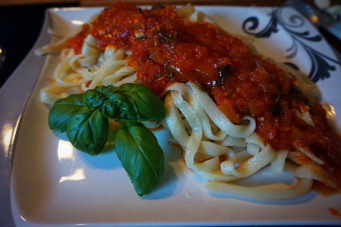 Spaghetti mit schneller Basilikum Tomatensosse 