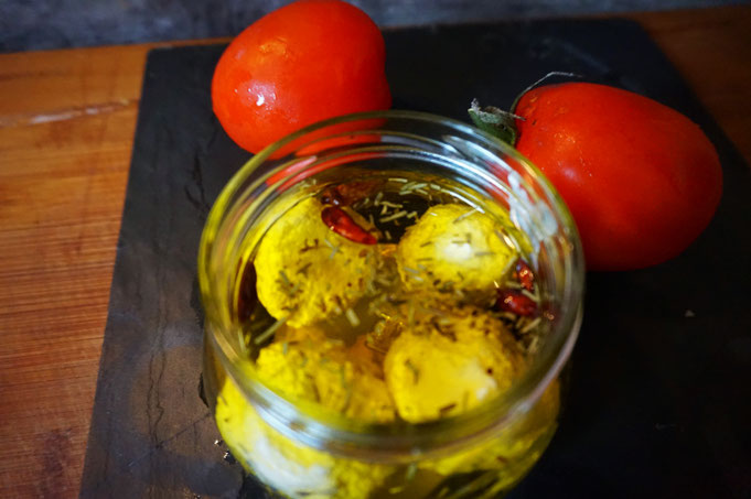 selbstgemachte Mozzarella in Chili-Olivenoel eingelegt