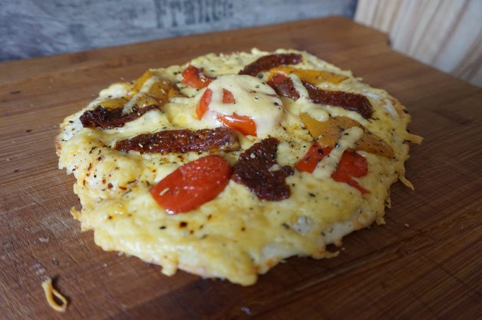 Knuspriger Flammkuchen mit geroestetem Gemuese und Mai-Gouda