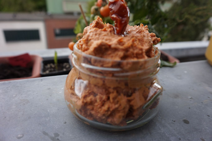 pikanter Frischkase Dip für Gemuese mit Tomaten