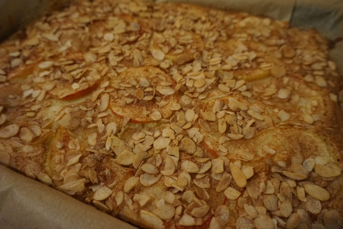 Apfel-Butterkuchen mit Mandeln und Zucker | Blechkuchen