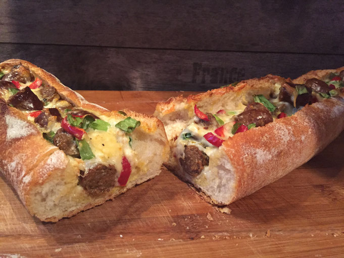 Gefuelltes Baguette mit Merguez Bratwurst und Kaese