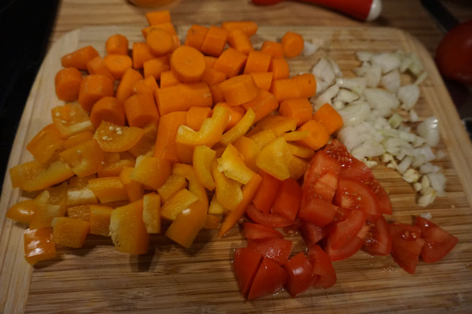 Low Carb pikante Moehren Paprika Tomaten Suppe mit Curry - low fat