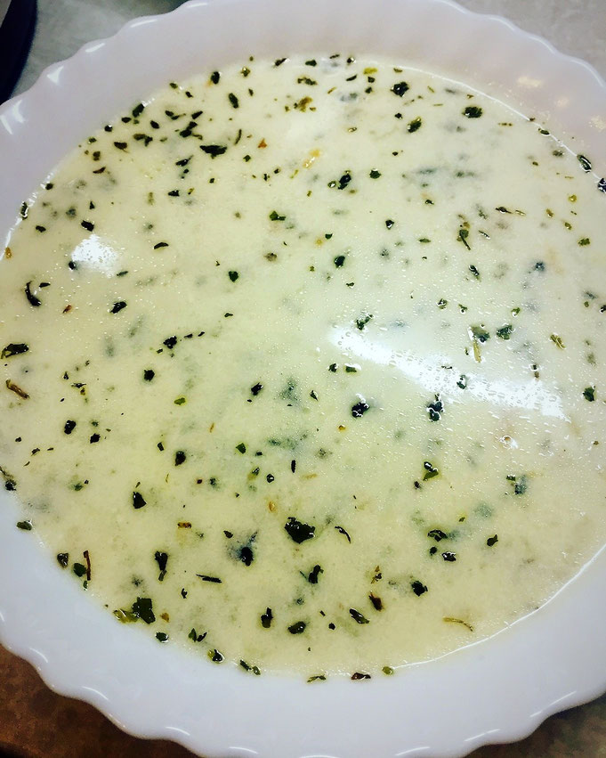 Tuerkische Joghurtsuppe mit Reis und Minze l Yayla Corbasi
