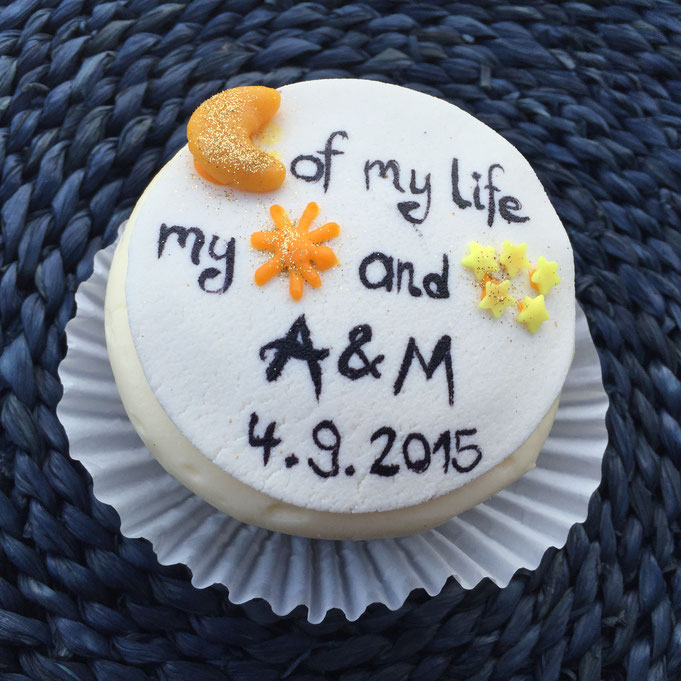 1. Hochzeitstag 2016 - Papierhochzeit - Cupcake anschneiden