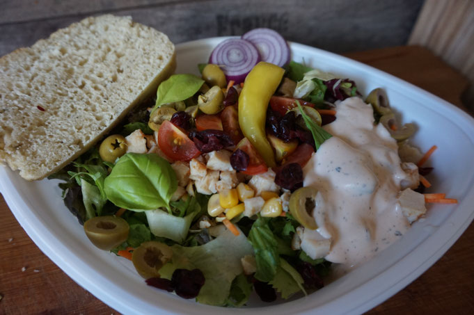 Mittagessen vorbereiten - frischer Salat mit Cranberries und Mais