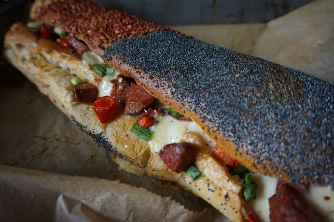 Buntes gefuelltes Baguette mit Sucuk und Kaese - Fingerfood
