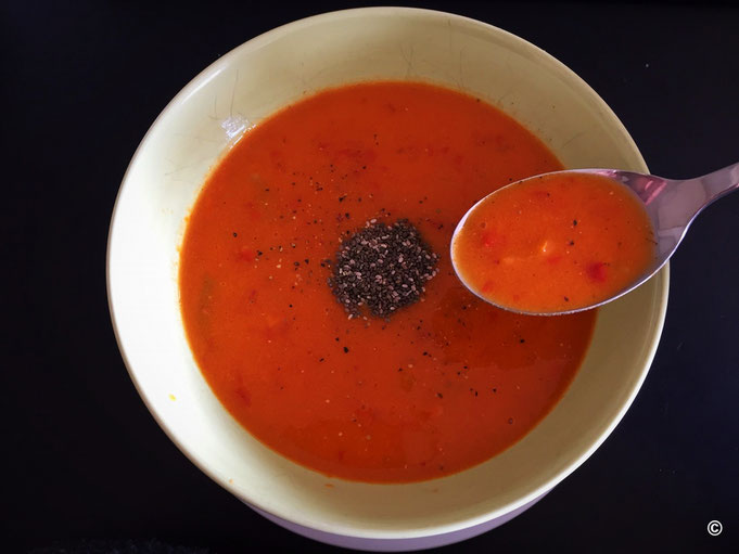Einfache schnelle Paprikasuppe mit Chiasamen