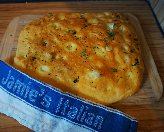 Beste Foccacia Rezept nach Jamie Oliver mit Rosmarin und Olivenoel