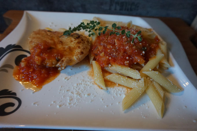 Leichte Pasta Penne in Tomatensugo an spicy Putenbrust