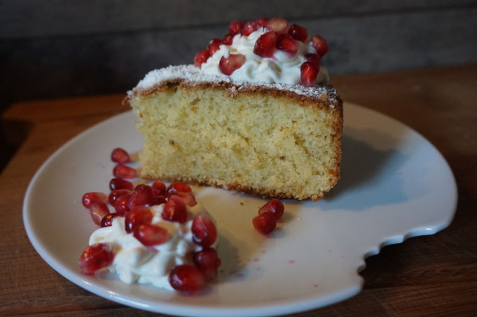 Rezept einfacher saftiger Vanillekuchen mit Sahne und Granatapfel