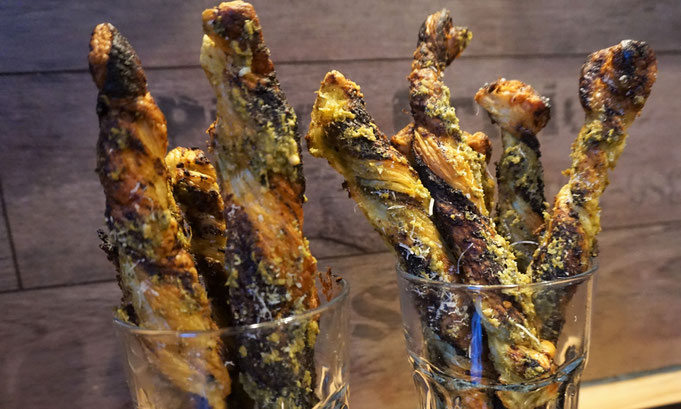 schnelles Fingerfood l Parmesan Pesto Stangen aus Blaetterteig