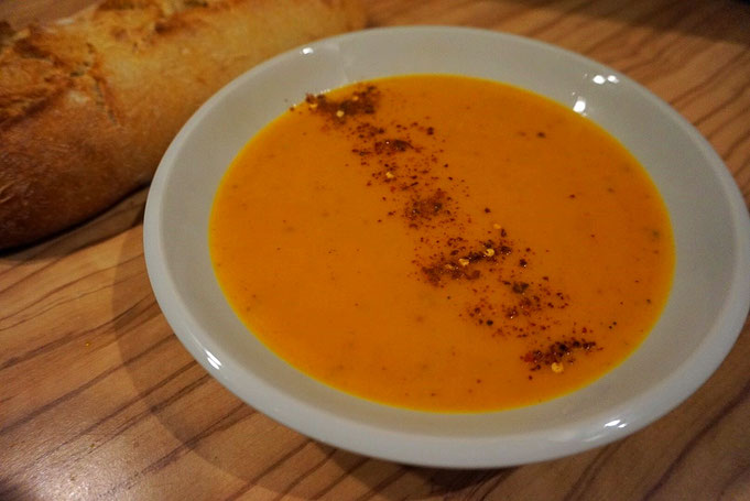 Kuerbis Moehren Suppe mit Kartoffeln und Apfelsaft