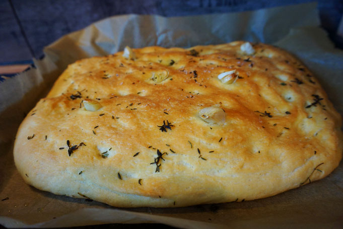 Beste Foccacia Rezept nach Jamie Oliver mit Rosmarin und Olivenoel