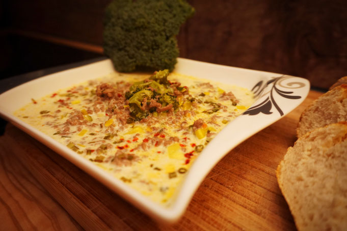 einfache Kaese Brokkoli Lauch Hackfleisch Suppe mit Schmelzkaese