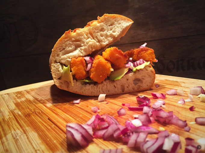 Fischbroetchen Hamburg mit Fischstaebchen und Avocado