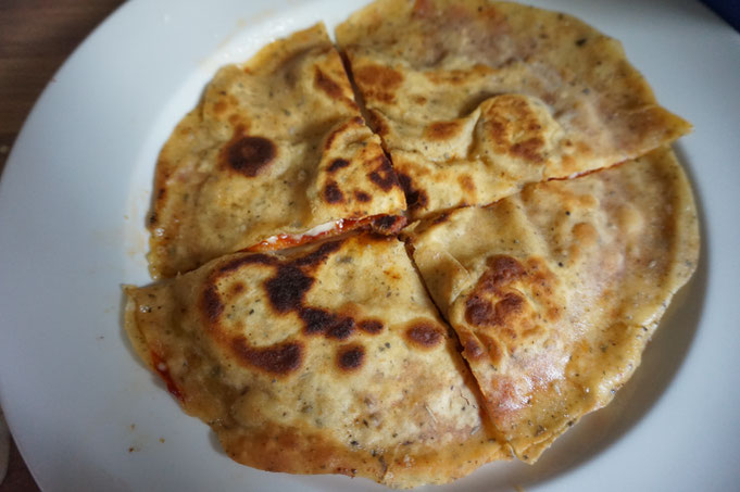 Goezlizza - Goezleme und Pizza in einem - mit Salami und Kaese