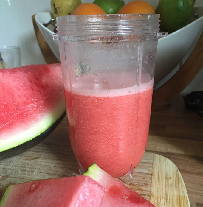erfrischender rosa Smoothie mit Orange und Wassermelone