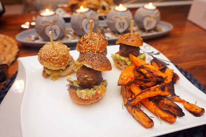 Mini-Burger am Spiess mit Guacamole und karamellisierten Zwiebeln