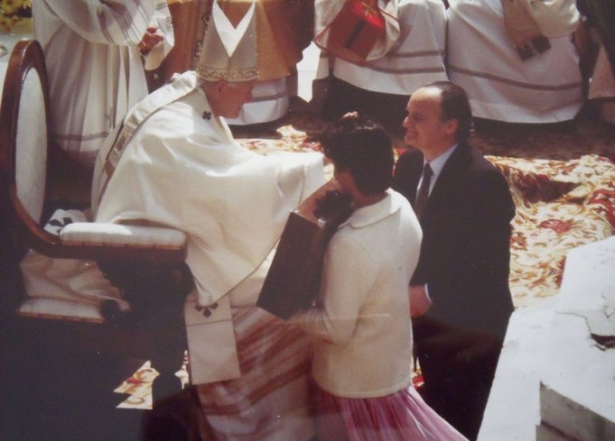 Edgardo, con la figlia minore Laura, consegna la sua scultura al pontefice Giovanni Paolo II.