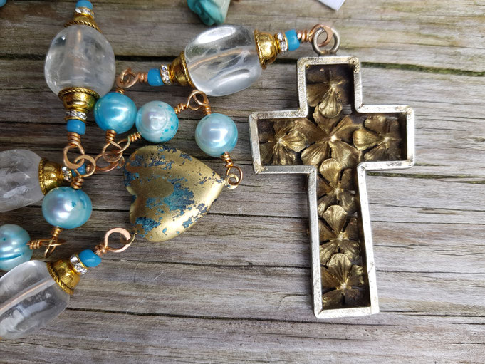 Rosendraht Rosendraht.de Rosenkranz Unikat Unikatschmuck Bergkristall Goldschmuck Medaillon Perlen Glauben Kreuz  Schmuckdesign Designschmuck handgemacht  Jesus Maria gesegnet Segen Segensbotschaft wundertätige Marienmedaille Charm Anhänger christlich 