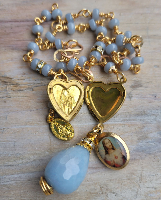 Rosendraht Rosendraht.de webshop Schmuck online Manufaktur handgemacht Schmuckdesign Design Designerschmuck Unikate Goldschmuck Edelsteinschmuck Armband Halskette Kette Marienmedaille Maria Jesus Charm Anhänger Herz Kreuz Jade Amethyst lila magenta 2in1