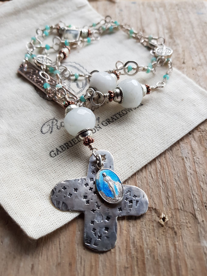 Rosendraht Rosendraht.de Rosenkranz Unikat Unikatschmuck  Bergkristall kobalt blau Goldschmuck Edelsteine Glauben Kreuz Schmuckdesign Designschmuck handgemacht Jesus Maria gesegnet Segen Segensbotschaft Marienmedaille Charm Anhänger christlich 